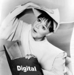 Eine Frau in weißer Kleidung hält ein gr0ßes Buch mit Aufschrift "Digital"