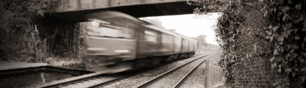 Schwarzweiß-Foto eines rasenden Zuges